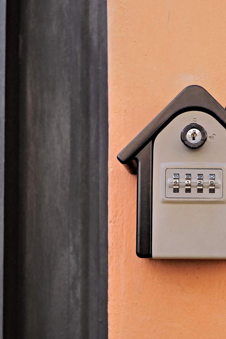 Eine Schlüssel-Box ist an der Fassade eines Gebäudes montiert 