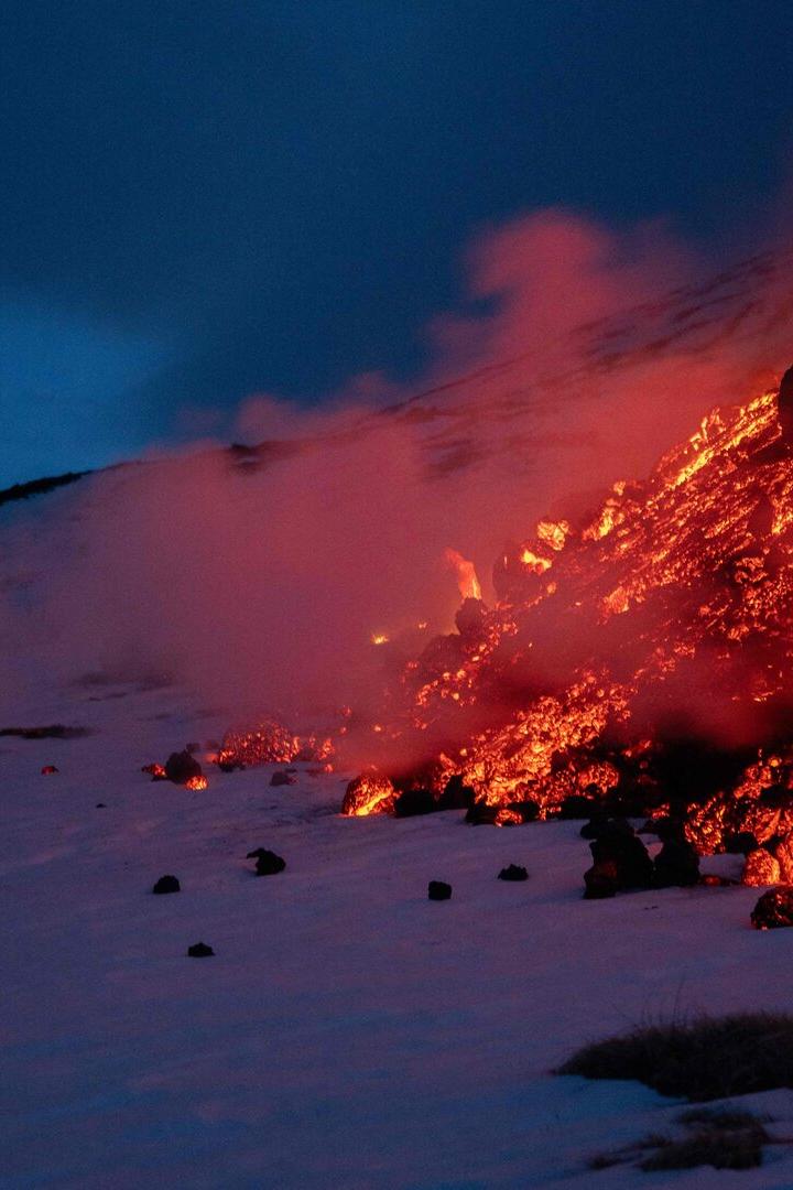Ätna spuckt Lava: Touristen bringen sich wegen Selfies in Gefahr