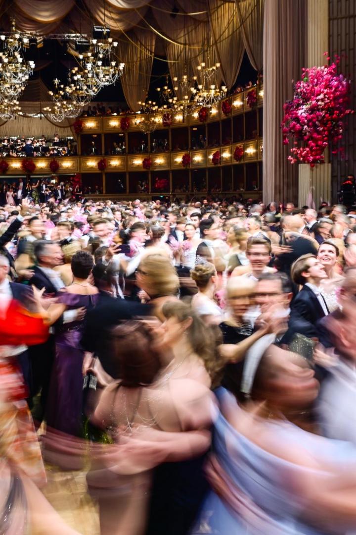 Tausende Menschen tanzen auf dem 66. Wiener Opernball.