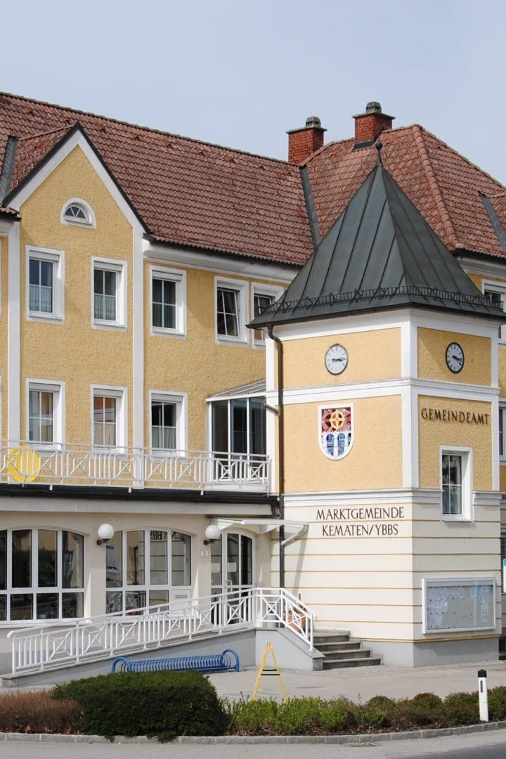 Das Gemeindeamt Kematen/Ybbs in Österreich ist ein gelbes Gebäude mit rotem Ziegeldach.