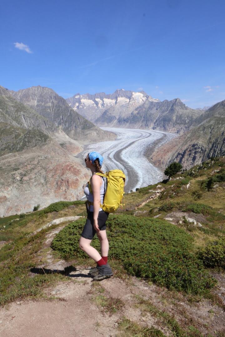 Frau steht vor dem Aletschgletscher