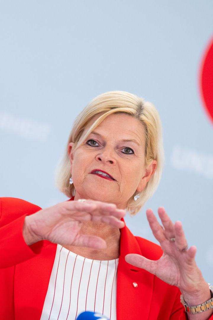 Weiter Verteidigungsministerin: Wer ist Klaudia Tanner?