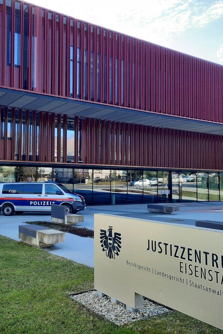 Das Justizzentrum Eisenstadt mit einem Polizeiwagen davor.
