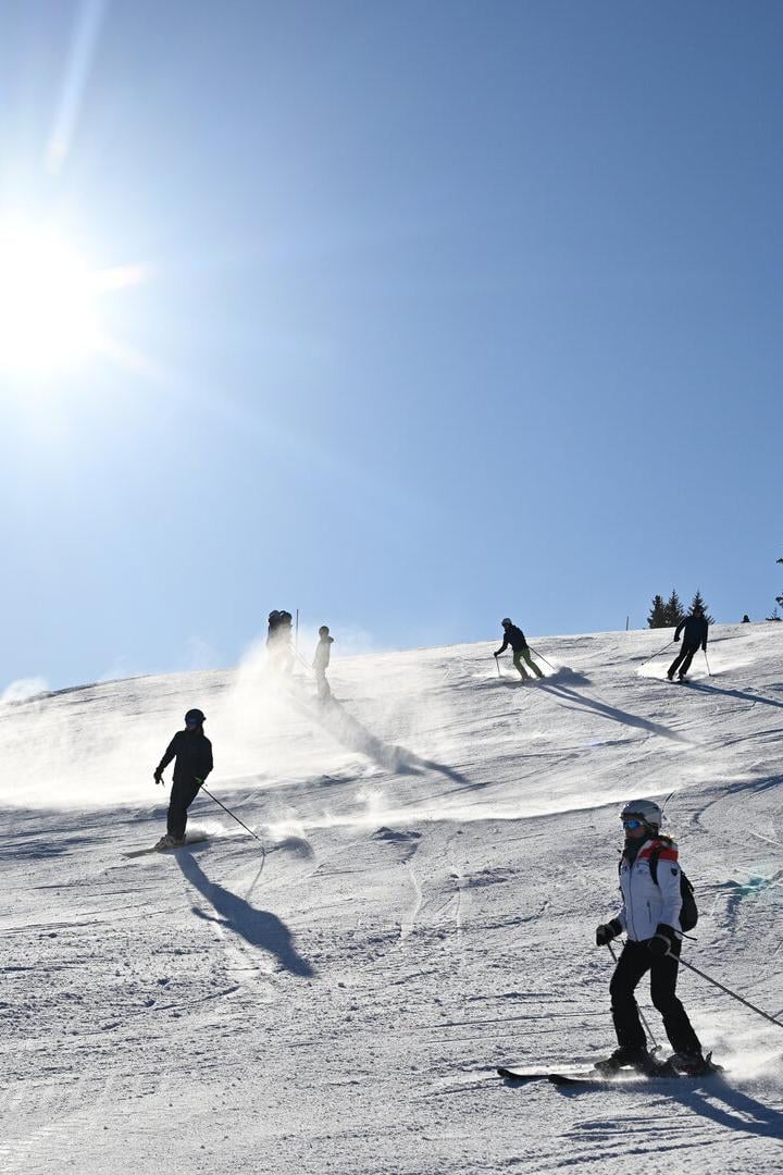 Schneelage wie diese ist ohne Beschneiungsanlagen in niedrig gelegenen Skigebieten kaum denkbar.