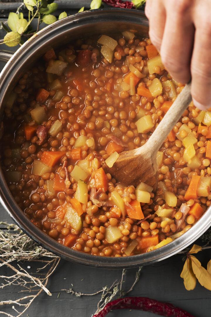 Zitronensaft oder Essig sollte man beim Linsenkochen immer erst am Ende beimischen