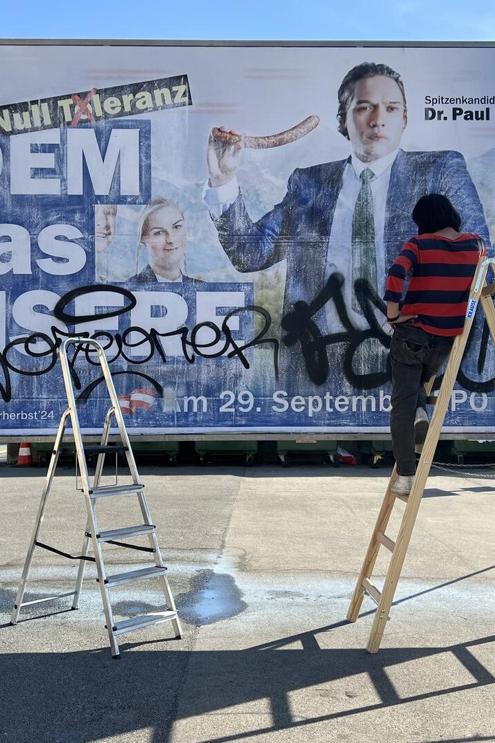 Yoshinori Niwa (auf der Leiter) durfte im Herbst 2024 – vor der Landtagswahl – ein plattes Plakat  affichieren und dann abrubbeln    