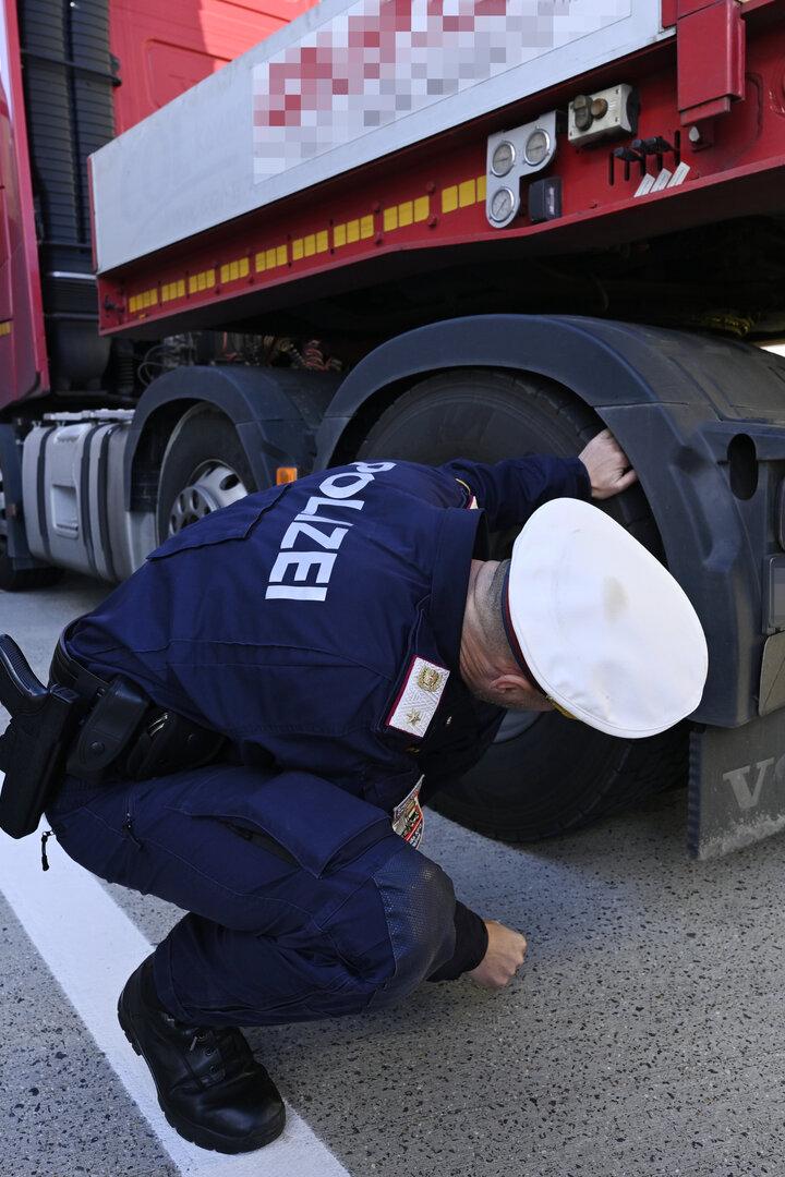 NIEDERÖSTERREICH: SCHWERPUNKTKONTROLLE "WINTERAUSRÜSTUNG FÜR LKW" AUF DER OSTAUTOBAHN (A4)