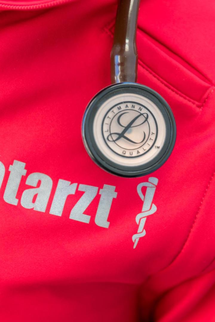 Rettungsdienstjacke mit der Aufschrift „Notarzt“ und einem Stethoskop.