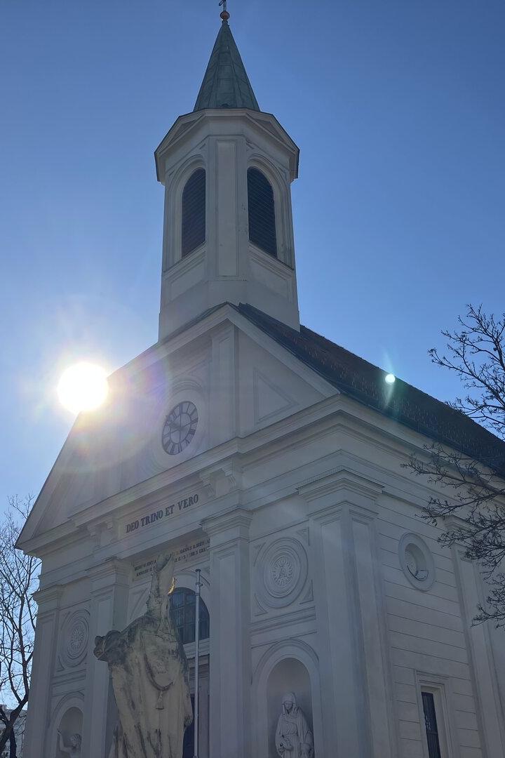 Die Pfarrkirche zum „Heiligen Oswald“ im Biedermeierstil steht im Zentrum des Khleslplatzes.