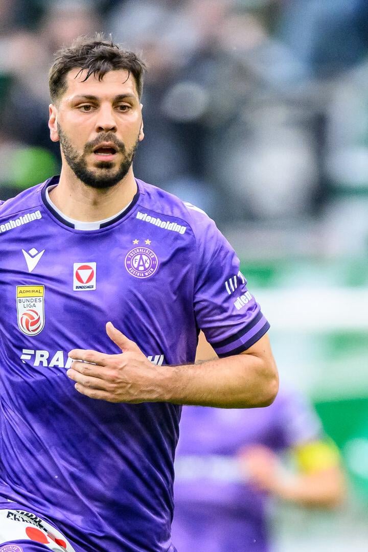 Fußballspieler im lila Trikot während eines Spiels der Admiral Bundesliga.