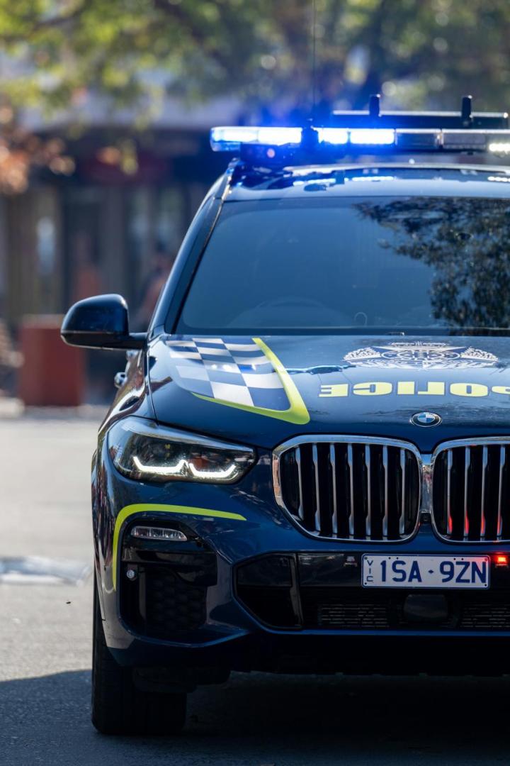 In Australien starb eine Frau, nachdem sie vor einer mutmaßlichen Gewalttat flüchtete.