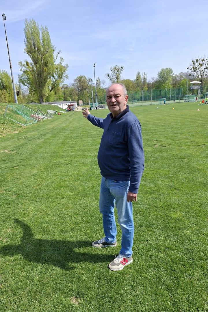 WAC-Platz: Prohaska zeigt auf die Kabine, in jene die Spieler 1945 bei Fliegeralarm flüchteten 
