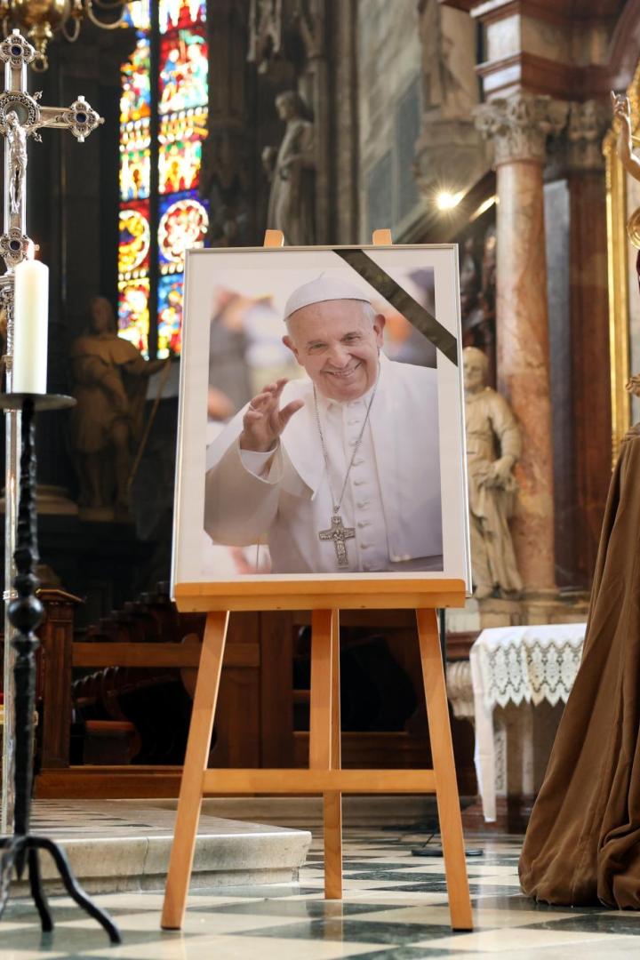 Selfies neben totem Papst: Geschmackloses Verhalten von Besuchern