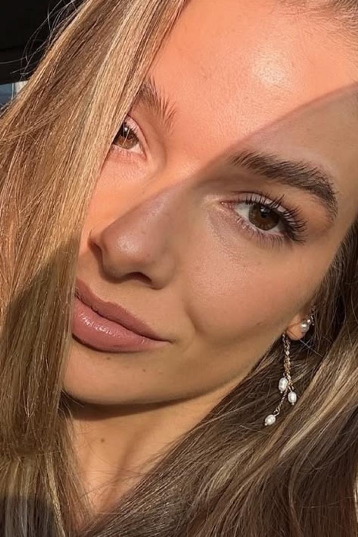 Lola Weippert posiert in einem Auto für ein Selfie