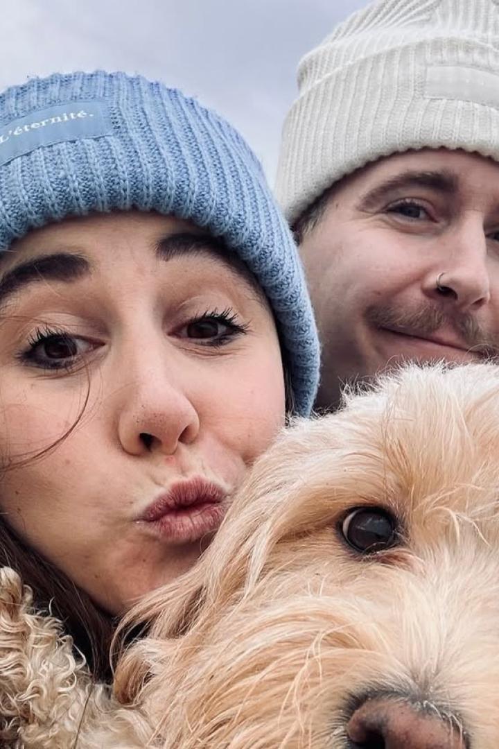 David Friedrich und seine Frau Sina posieren mit ihrem Hund