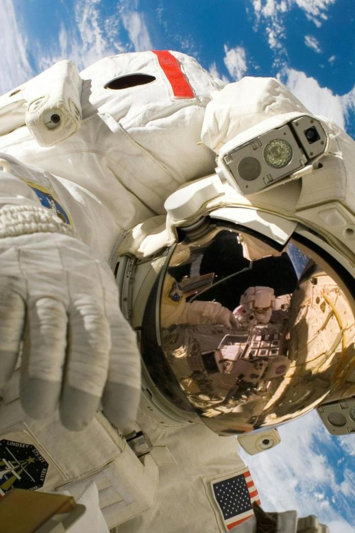 Astronaut schwebt im Weltall vor der Erde
