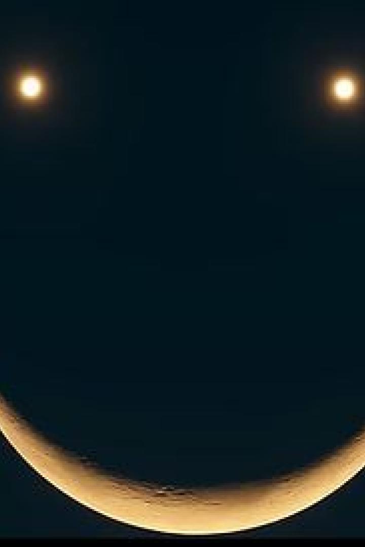 Venus, Saturn und Mond bilden Smiley Gesicht am Himmel.