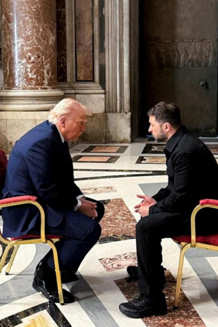 Der dritte Stuhl wurde weggebracht: Trumps  und Selenskij im Petersdom  