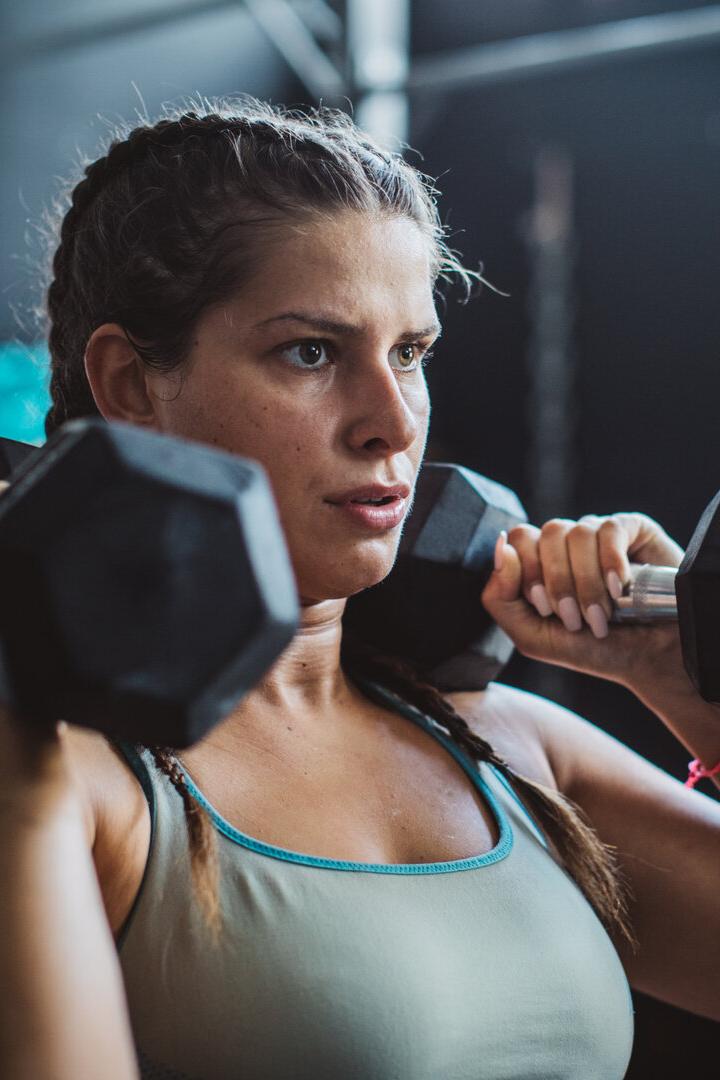 Mindestens zwei Mal pro Woche sollte man Krafttraining betreiben.