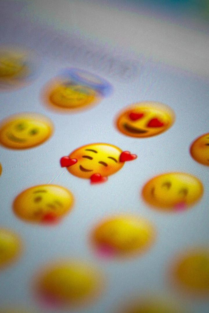 Gelbe Emojis mit verschiedenen Gesichtsausdrücken sind auf einem Bildschirm zu sehen.