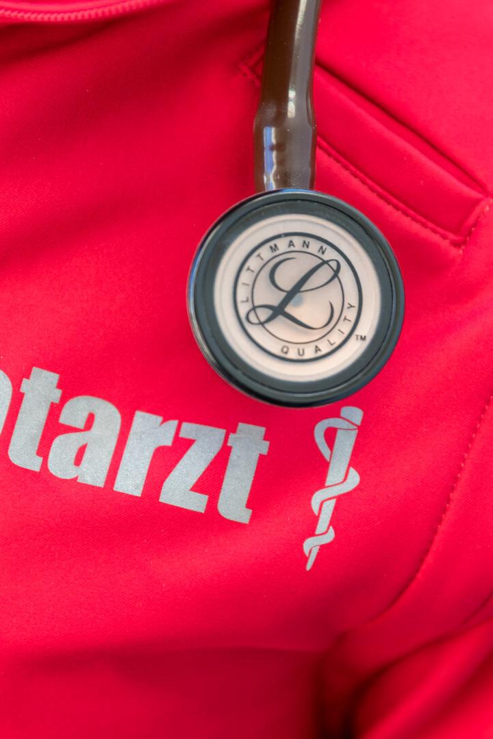 Rote Jacke mit Notarzt-Schriftzug.