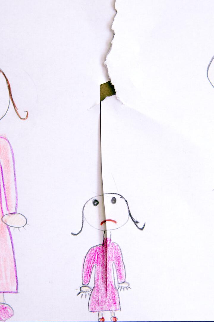 Eine Kinderzeichnung zeigt eine zerrissene Familie, möglicherweise als Darstellung einer Scheidung.