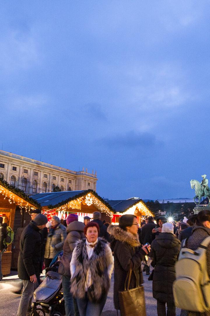 Der Christkindlmarkt auf dem Maria-Theresien-Platz in Wien.
