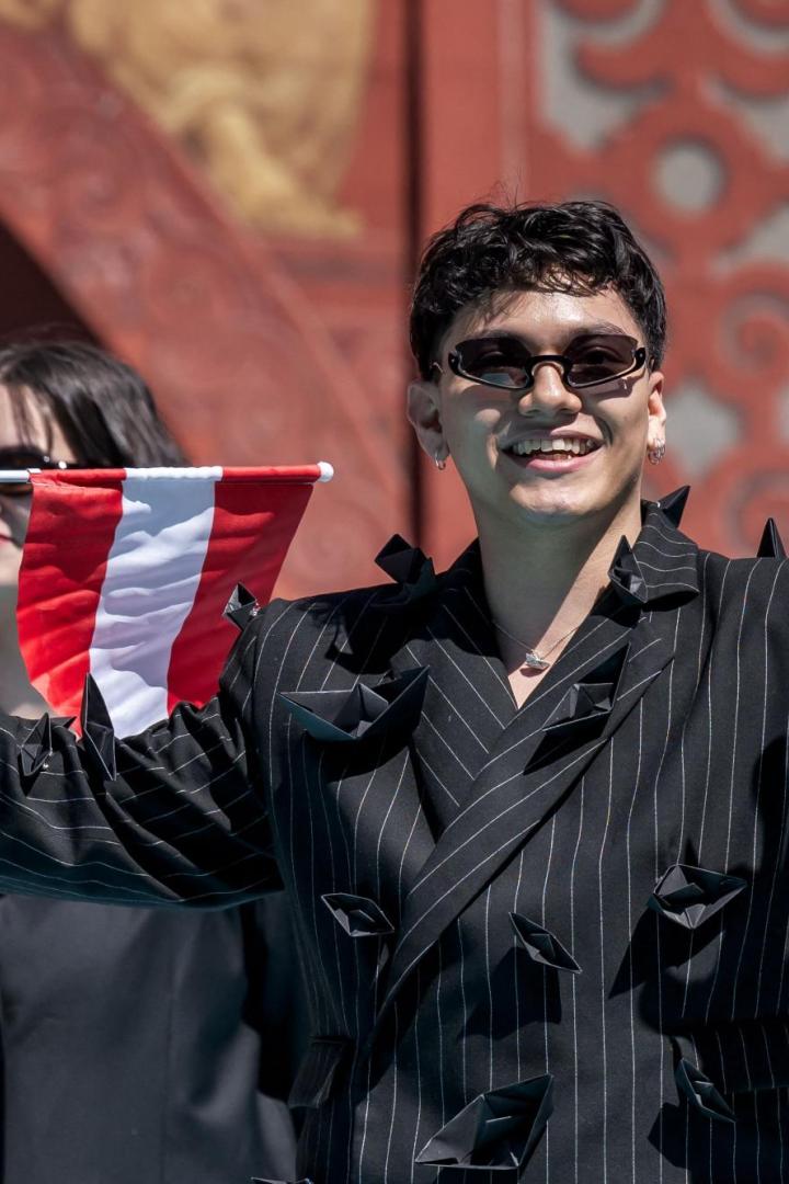 Eurovision Song Contest 2025 Kandidat JJ schwenkt die österreichische Flagge