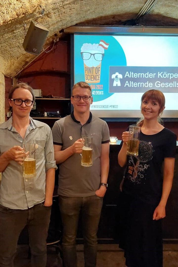 Teilnehmer des Pint of Science Festivals mit einem Bier in der Hand.
