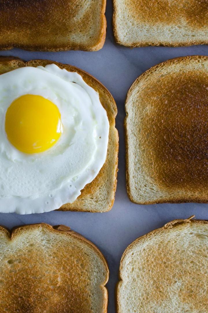 Mehrere Scheiben Toastbroat mit einem Spiegelei
