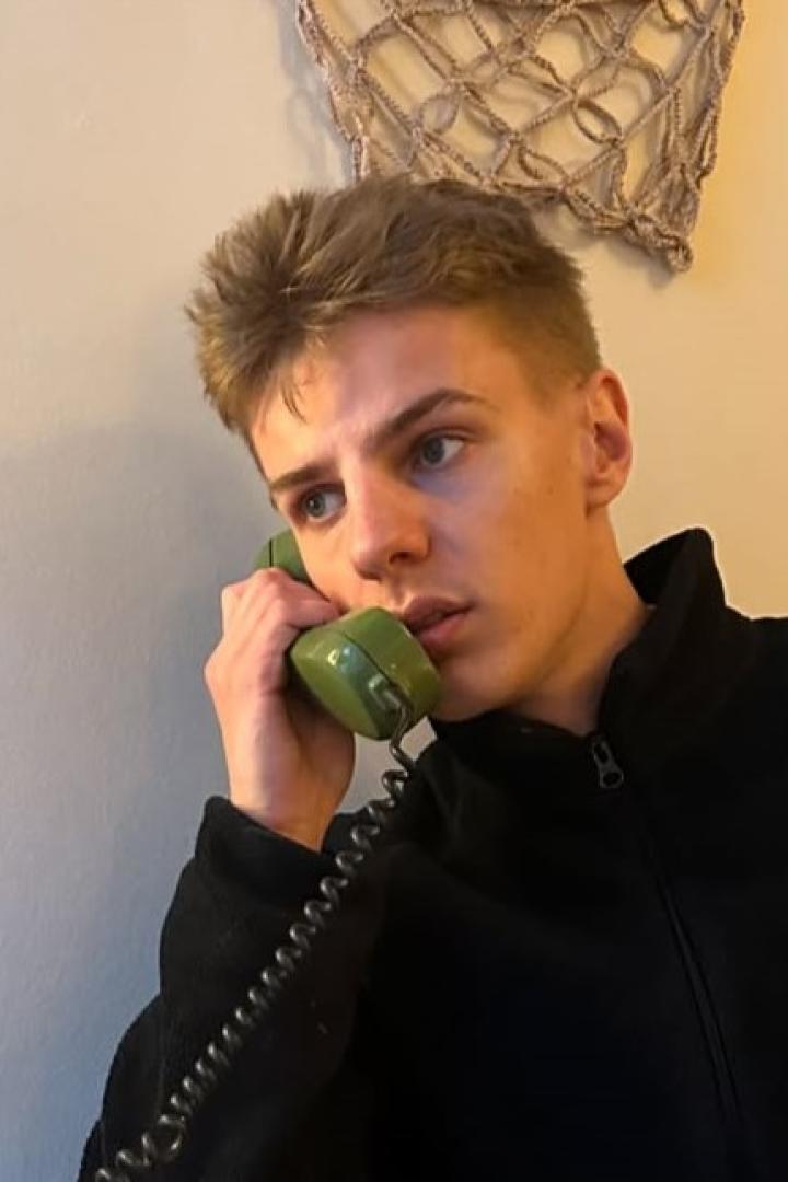 Levi Penell telefoniert