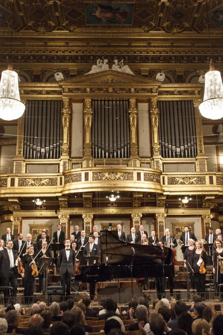 Saal im Musikverein Wien, Musiker:innen auf der Bühne vor Publikum