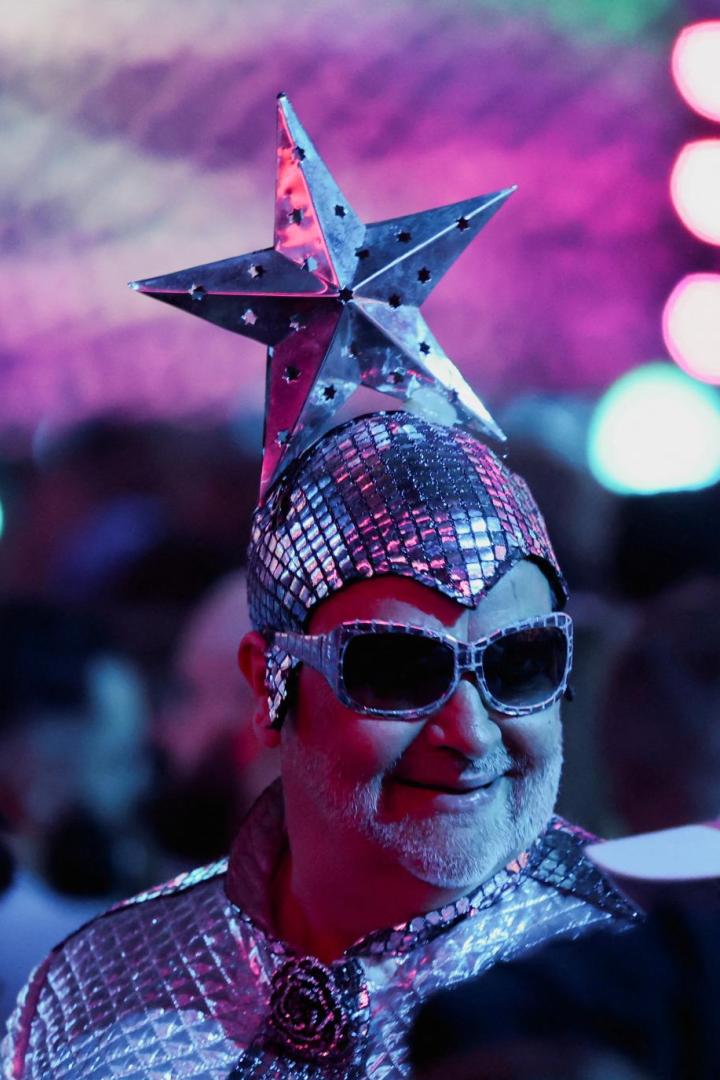 Eurovision Song Contest: Mann mit Sternenhut unter den Zuschauern