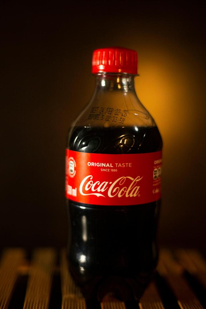 Cola-Flasche steht auf Tisch