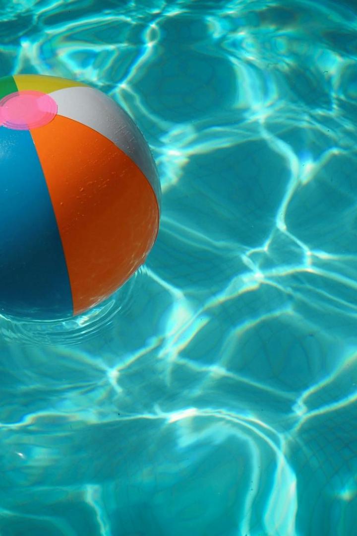 Bunter Ball in einem Swimmingpool