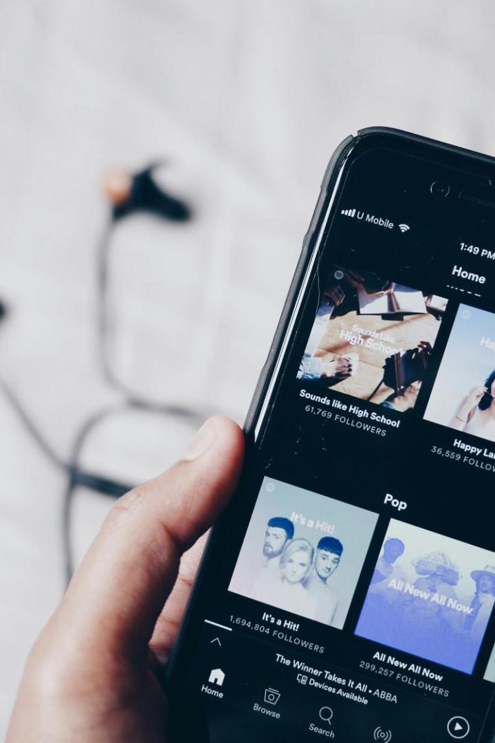Handy mit verschiedenen Songs auf Spotify auf dem Display