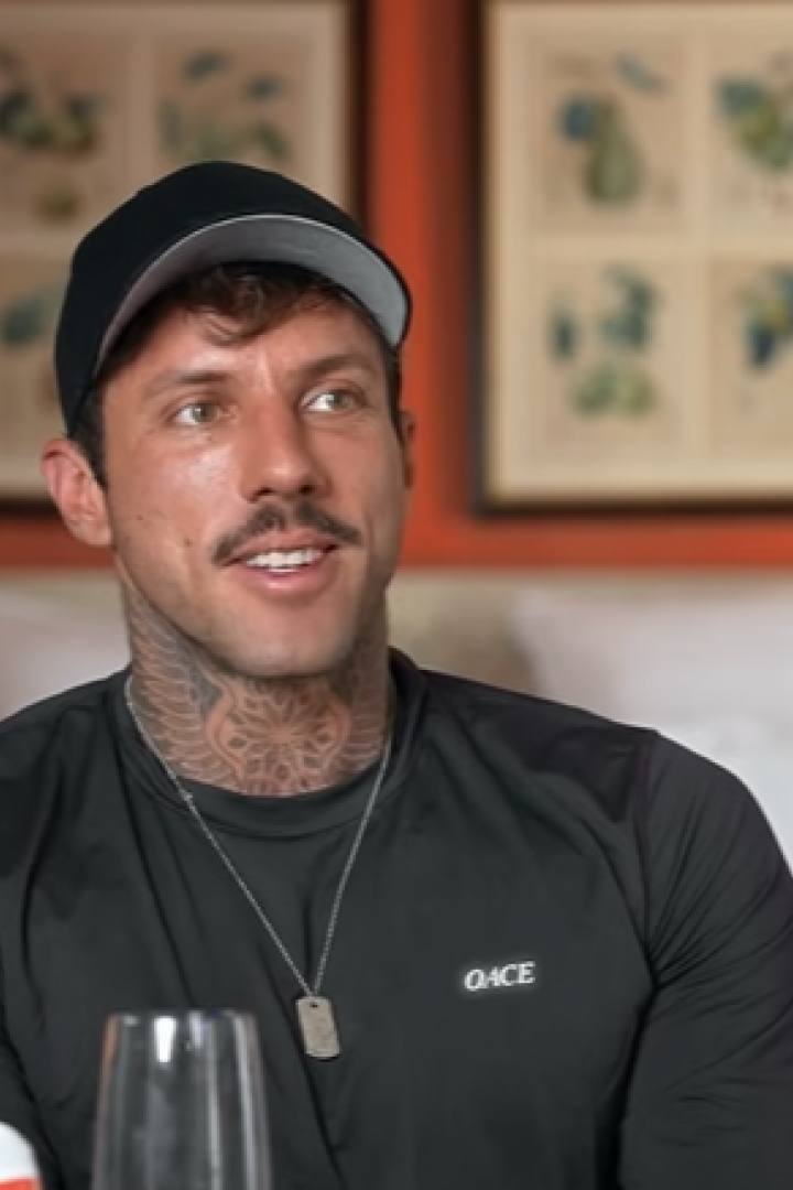 Christian Wolf mit schwarzer Kappe und schwarzem T-Shirt