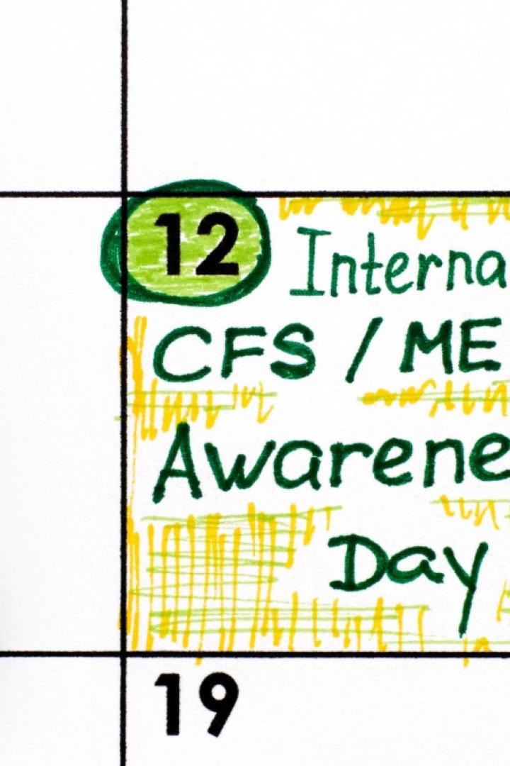 Internationaler Tag des Bewusstseins für CPS/ME mit Symbolen und Informationen zur Aufklärung über die Erkrankung.