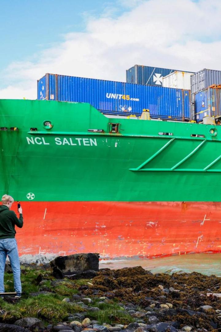 Norwegisches Containerschiff kracht in Vorgarten.