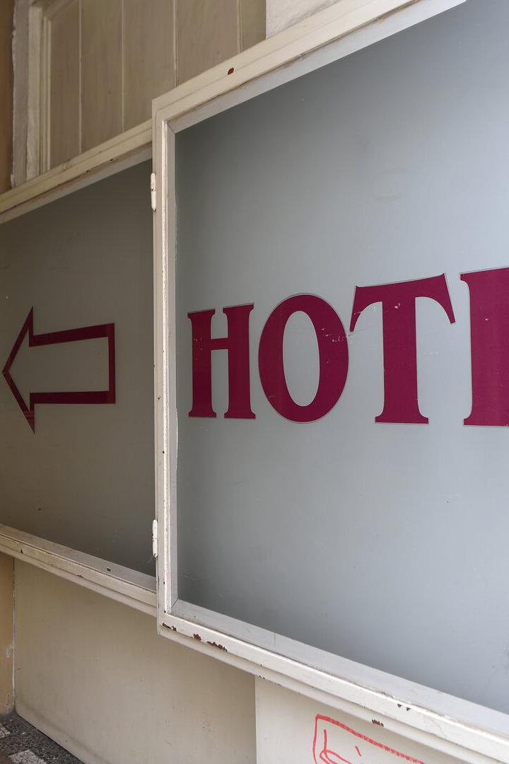 Aufschrift Hotel vor einem Eingang.