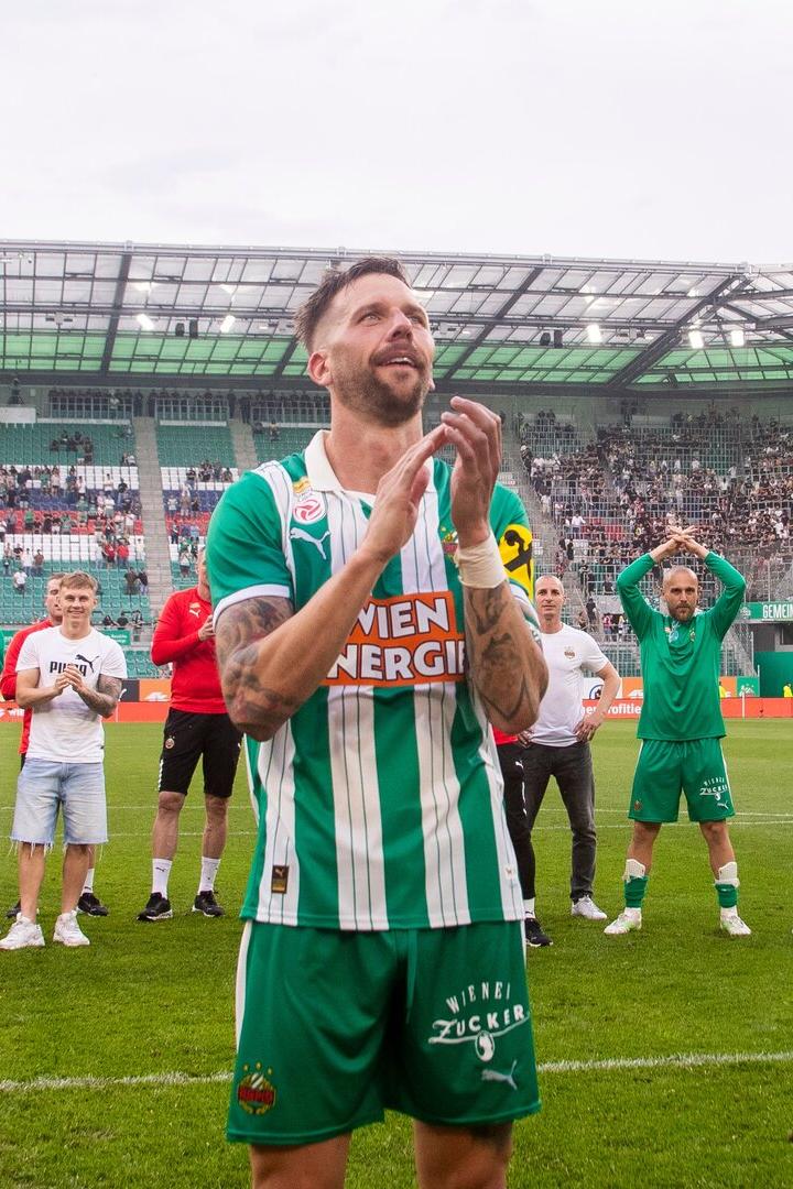 Abschied zum Feiern: Guido Burgstaller vor dem Block West.