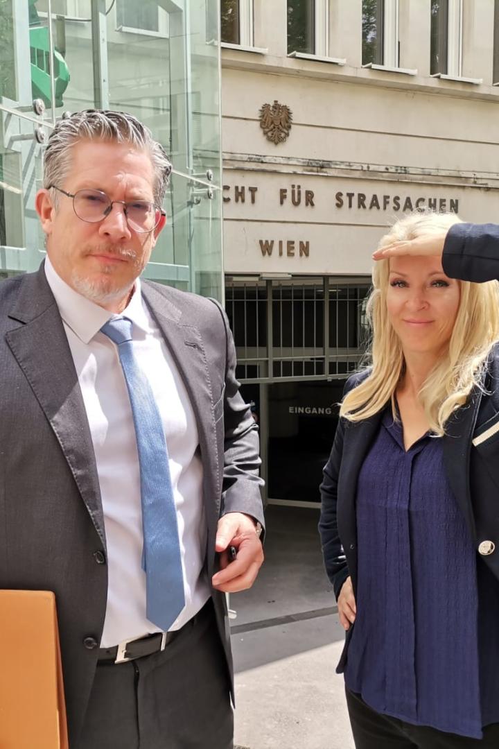 Ein Mann und eine Frau vor dem Landesgericht für Strafsachen in Wien im Zusammenhang mit dem „Lugner Prozess“.