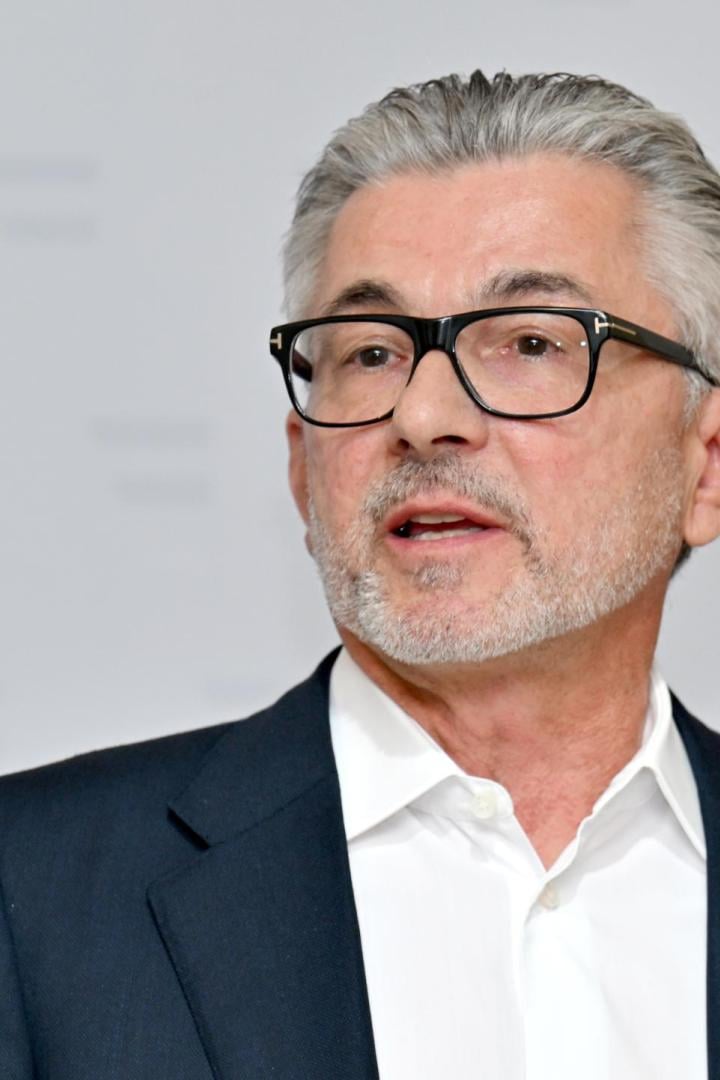 Martin Kocher, österreichischer Bundesminister für Arbeit und Wirtschaft, spricht bei einer Pressekonferenz.