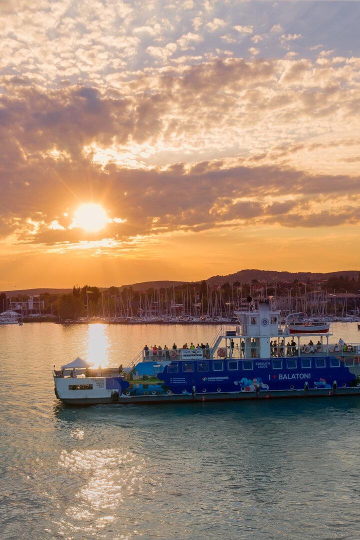 Fähre bei Balatonfüred auf dem Plattensee bei Sonnenuntergang 