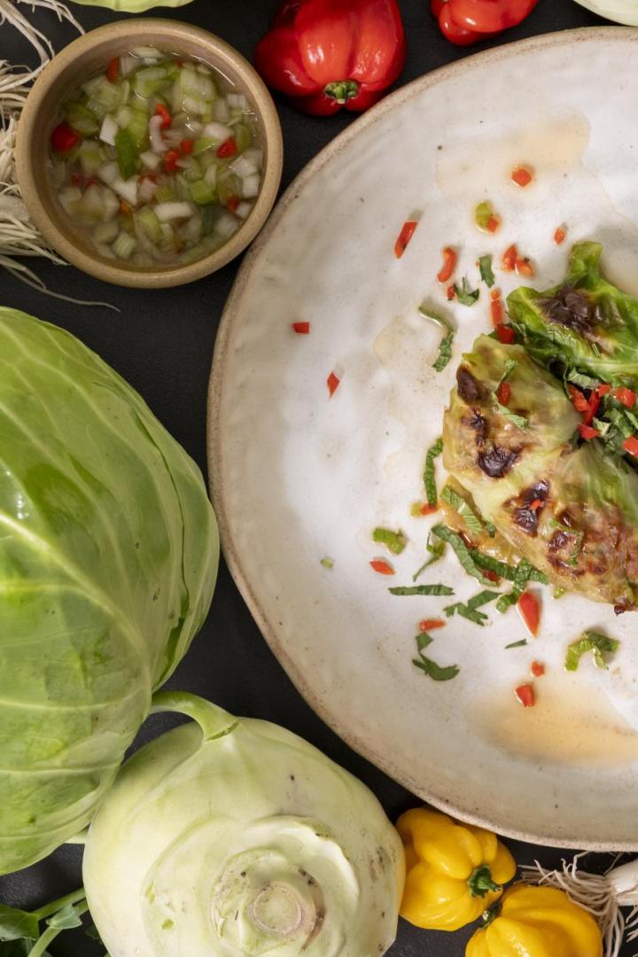 Vietnamesische Krautrouladen mit Jungzwiebel-Dip