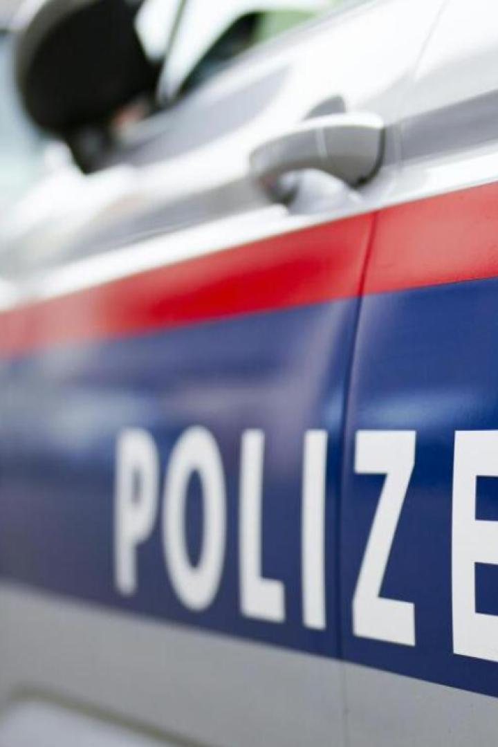 Zwei Polizeiautos mit blau-rotem Streifen und dem Wort „Polizei“.