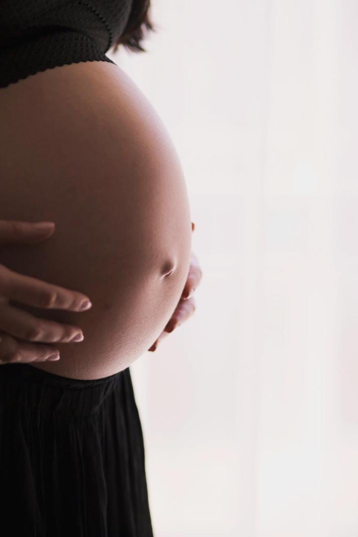 Frau hält sich Babybauch