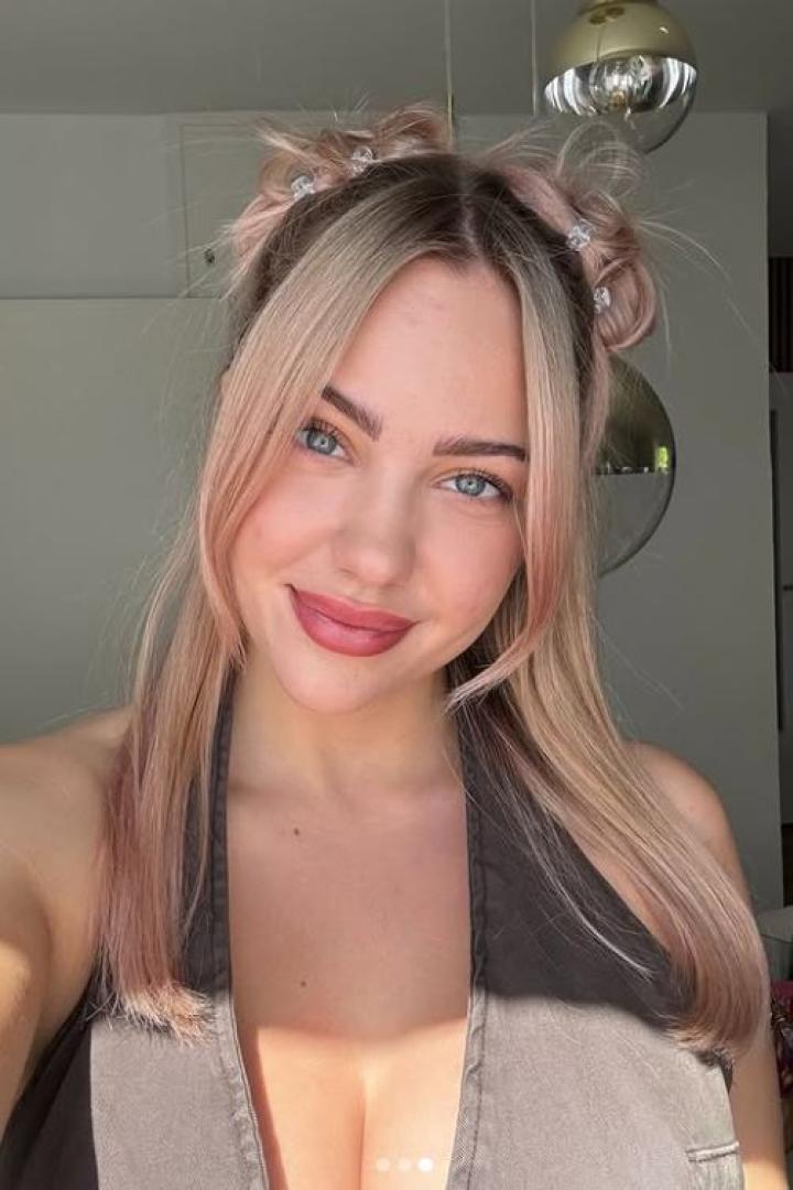 Influencerin Enyadres in Selfie-Pose