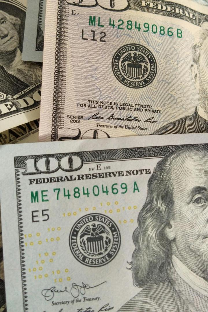 Mehrere US-Dollar-Scheine