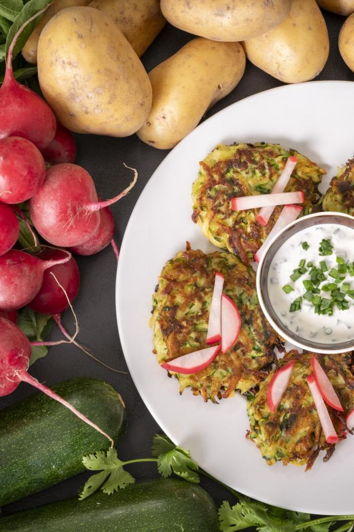 Zucchini-Erdäpfel-Rösti mit eingelegten Radieschen